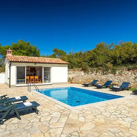 Holiday home Dina *